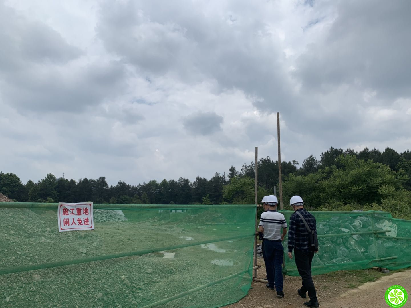 我公司环评技术员对某养殖场环评现场进行实地勘察